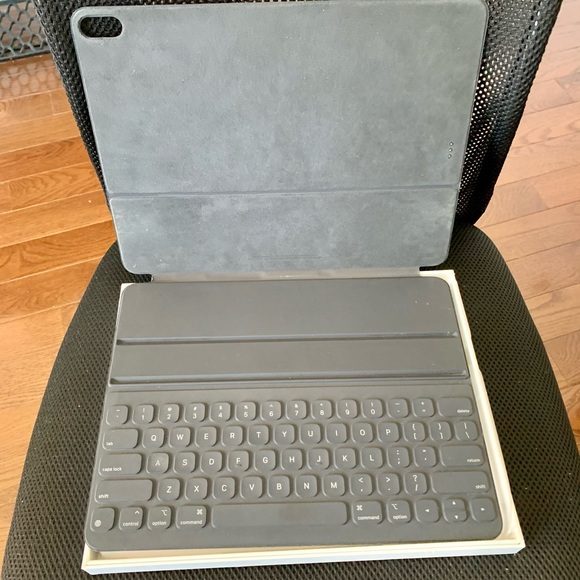 Apple Smart Keyboard iPad Folio, 12.9” 3rd Gen - Picture 4 of 7